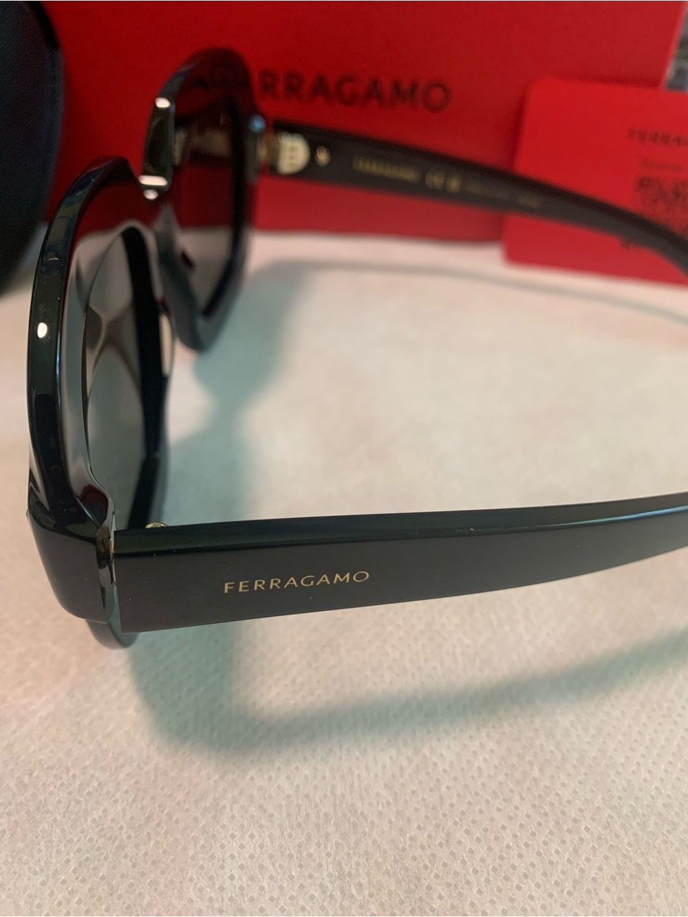 Salvatore Ferragamo Black Square-Frame Sunglasses with Gradient Lenses NWOT - Picture 2 of 4
